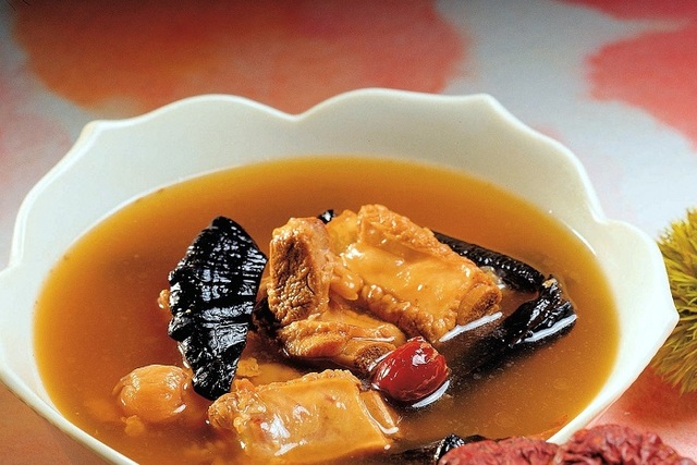 Nấm linh chi thường được dùng trong các món hầm hay súp hoặc được sử dụng để làm nước dùng